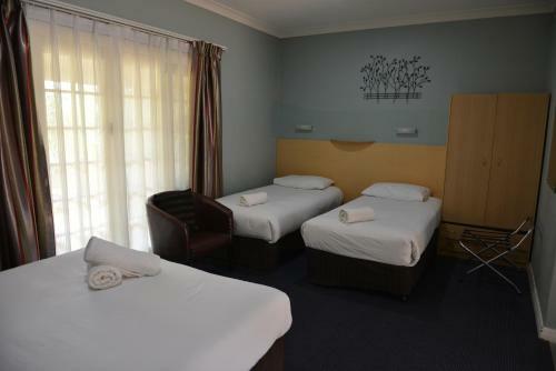 Poplars Motel