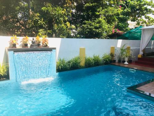 Villa 6 Bhk With Pool & Jacuzzi.
