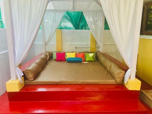 Villa 6 Bhk With Pool & Jacuzzi.