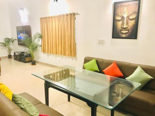 Villa 6 Bhk With Pool & Jacuzzi.