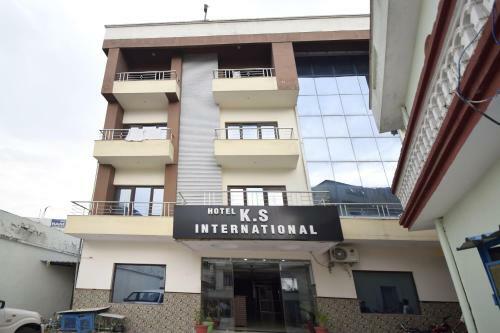 Oyo 5876 Hotel Ks International