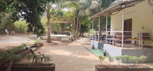 Hotel Sade Char Anandvan, Alibag