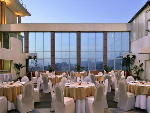Hotel Majestic Court Sarovar Portico