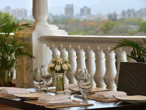 Hotel Majestic Court Sarovar Portico