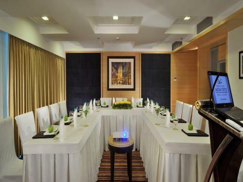Hotel Majestic Court Sarovar Portico