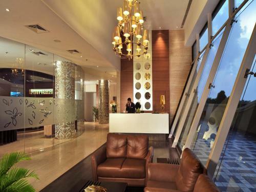 Hotel Majestic Court Sarovar Portico