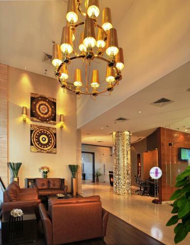 Hotel Majestic Court Sarovar Portico