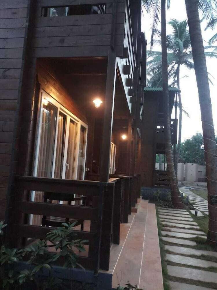 Hotel Vinnca Woodvillas Beachfront Resort