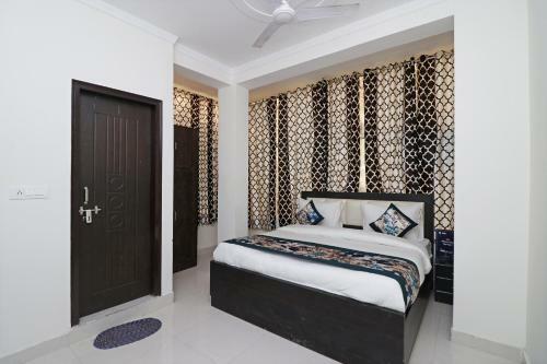 Oyo 12738 Hotel Diamond
