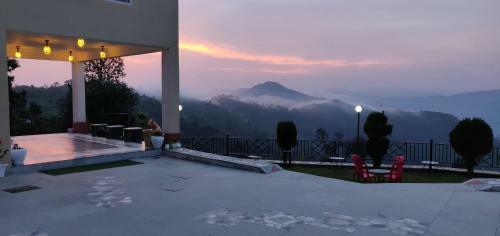 Hotel Mist N Meadows Resort