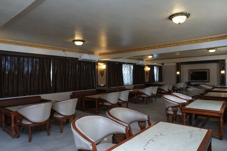 Oyo 24487 Hotel Raj Regency