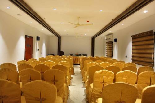 Hotel Embassery Residency