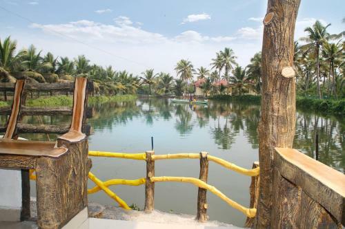 Hotel Munroe Island Lake Resort