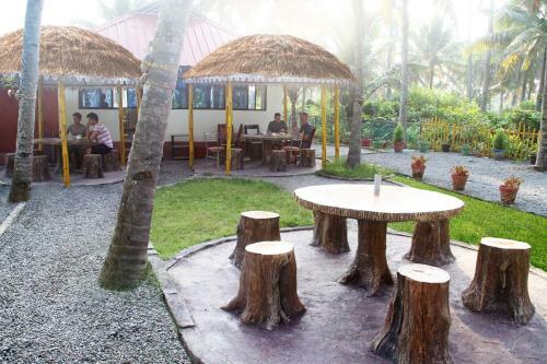 Hotel Munroe Island Lake Resort