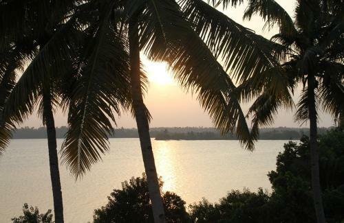 Hotel Munroe Island Lake Resort