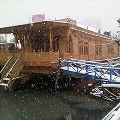 New Dera Group Houseboats