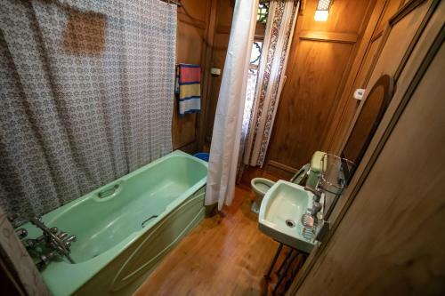Bed & Breakfast Houseboat Shama