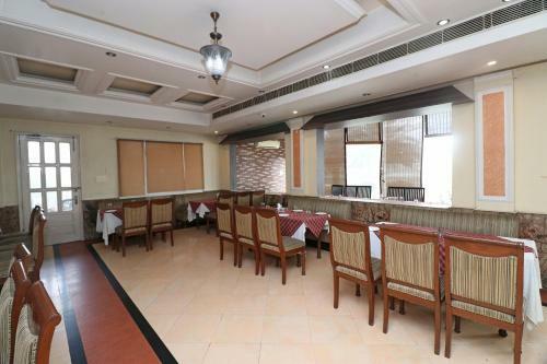 Hotel Oyo 26584 Royal Castle