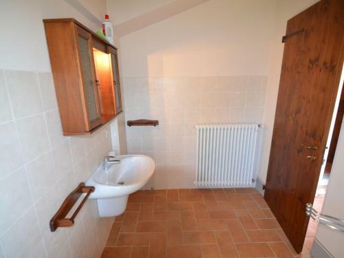 Gorgeous Valley View Apartment In Modigliana