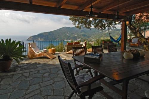 Moneglia Villa Sleeps 8 Air Con Wifi