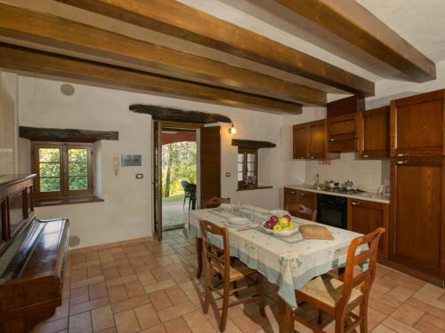 Spacious Mansion In Sant'angelo In Vado With Pool