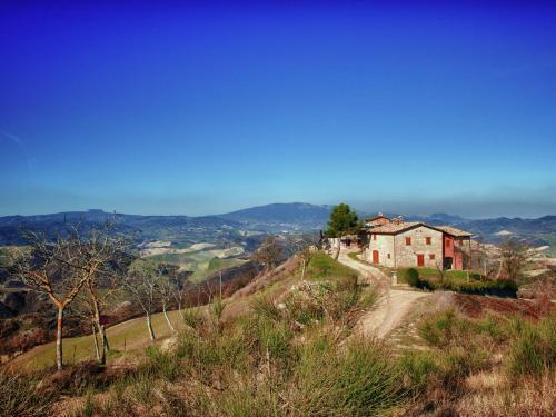 Spacious Mansion In Sant'angelo In Vado With Pool