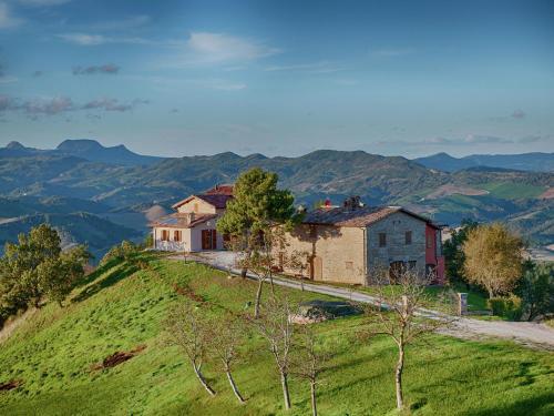 Spacious Mansion In Sant'angelo In Vado With Pool