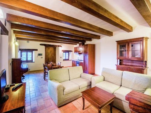 Spacious Mansion In Sant'angelo In Vado With Pool