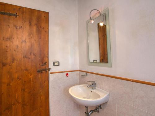Spacious Mansion In Sant'angelo In Vado With Pool