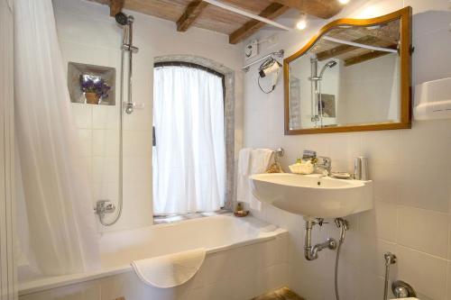 Poderone Villa Sleeps 9 Wifi