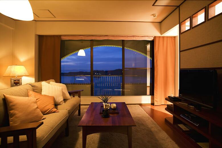 Hotel Plaza Awajishima