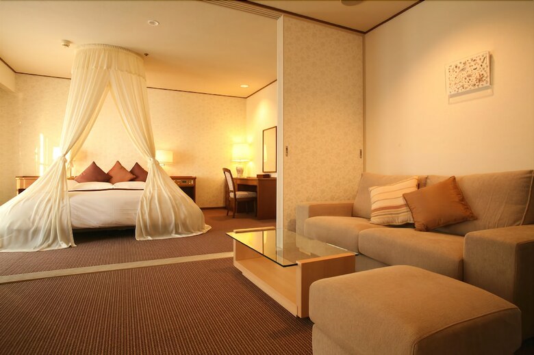Hotel Plaza Awajishima