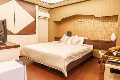 Lagoon Hotel I