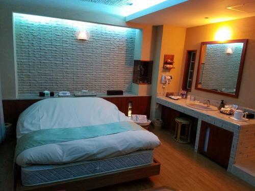 Hotel Y (Adult Only)