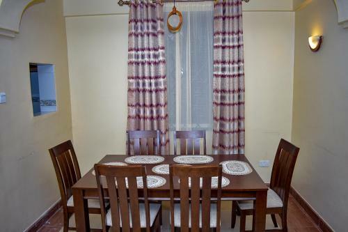 Lakeview Lux Apartment