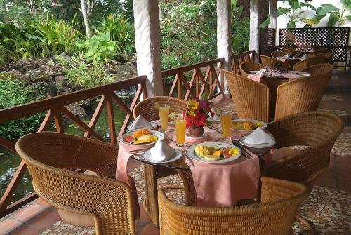 Hotel Pinewood Beach Resort And Spa