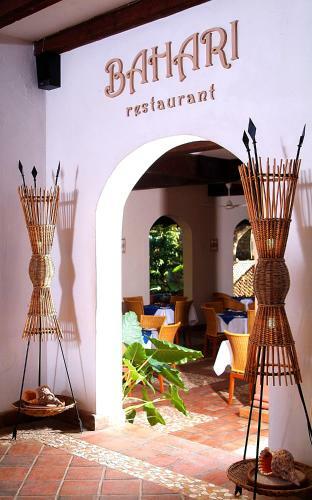 Hotel Pinewood Beach Resort And Spa
