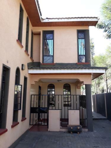 Hostal Palm Airport Suites