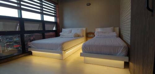 Hostal White Windmill Guesthouse