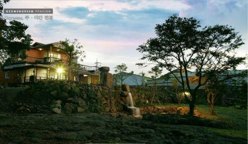 Gotjawal Geomunoreum Pension