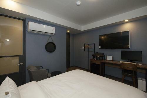 The Hotel Gray