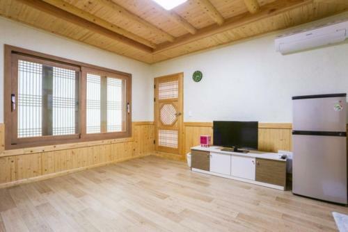 Hostal Hanok Jungwon House Pension