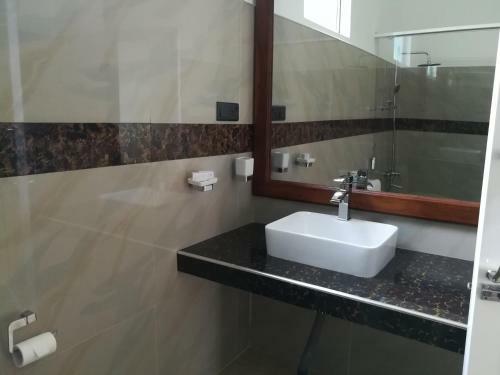 Hotel Margosa Lake Resort