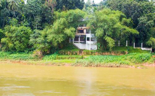 Kelani River's Edge Bungalow