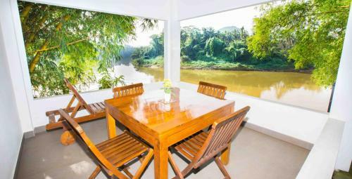 Kelani River's Edge Bungalow