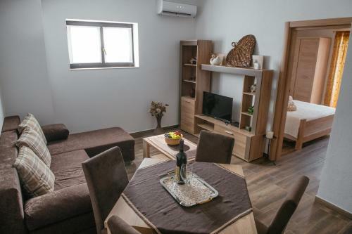 Big Hill Apartment
