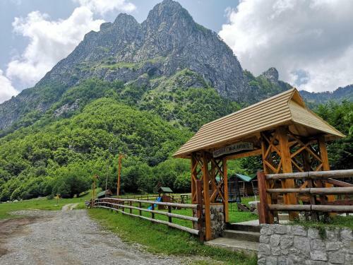 Lodge Bungalows Katun Maja Karanfil