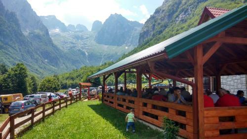 Lodge Bungalows Katun Maja Karanfil