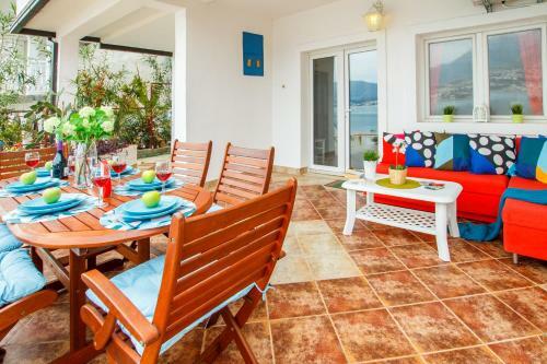 Novi Seafront House