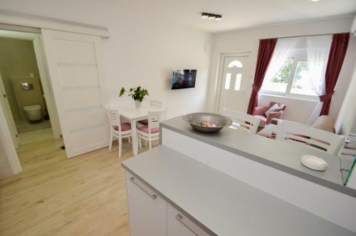 Luxury Seafront Apartment Vujovic
